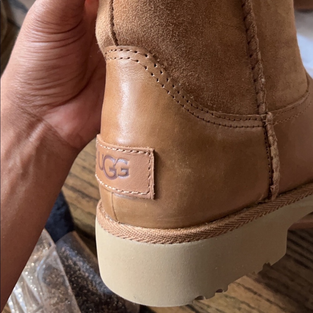 UGG boots (romely short) in chestnut Size:6